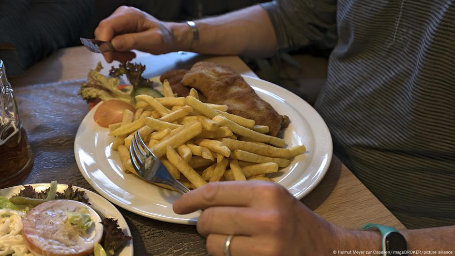 Niemcy płacą dużo więcej w restauracjach, do łask wraca sznycel. Nowy raport