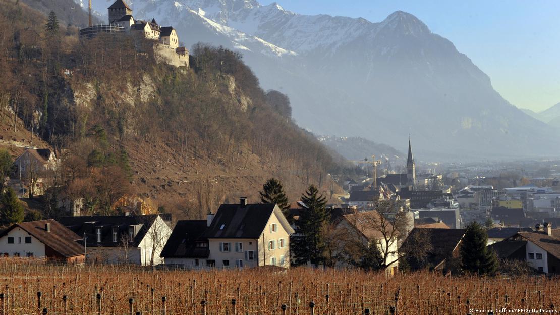 Vista de Vaduz, em Liechtenstein, cidade aos pés de uma montanha com um castelo