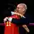 بوسه جنجالی روبیالس به هرموسو در مراسم جشن قهرمانی تیم ملی فوتبال زنان اسپانیا در جام جهانی ۲۰۲۳