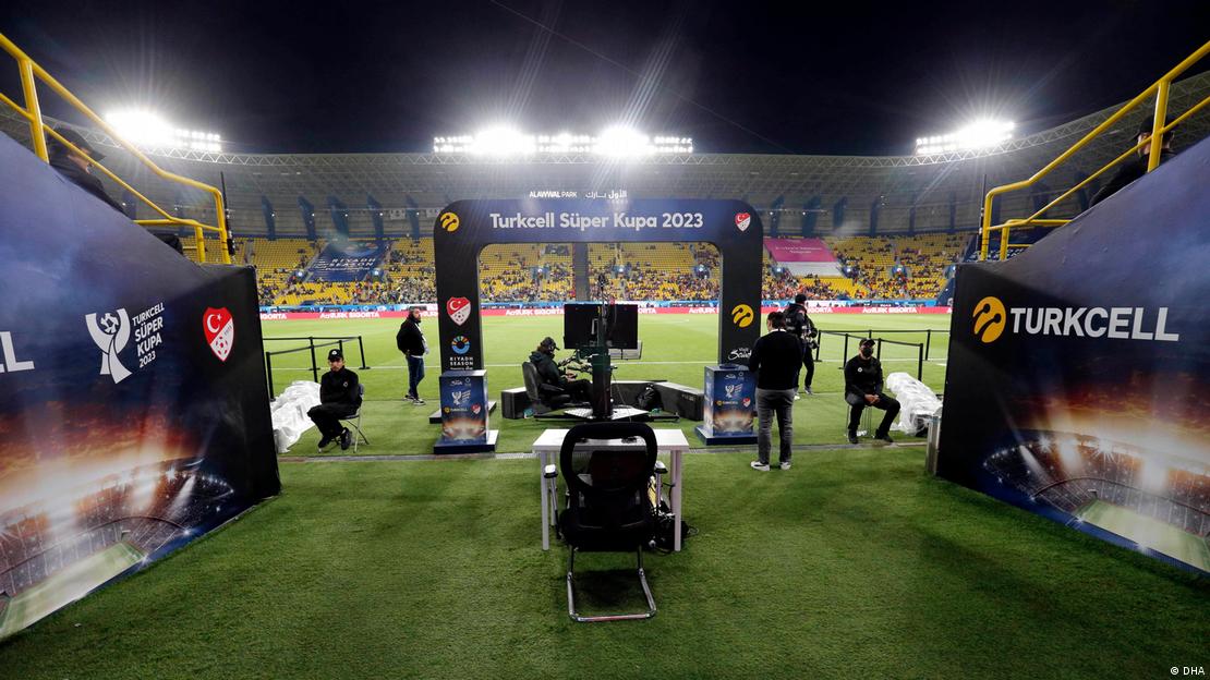 جانب من الاستعدادات في الملعب الذي كان من المفترض أن يستضيف مباراة النهائي بين الفريقين التركيين