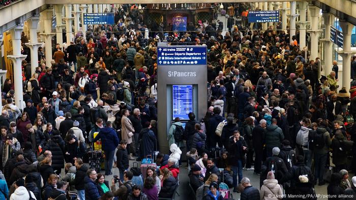 Cancelamento de trens da Eurostar frusta viajantes DW