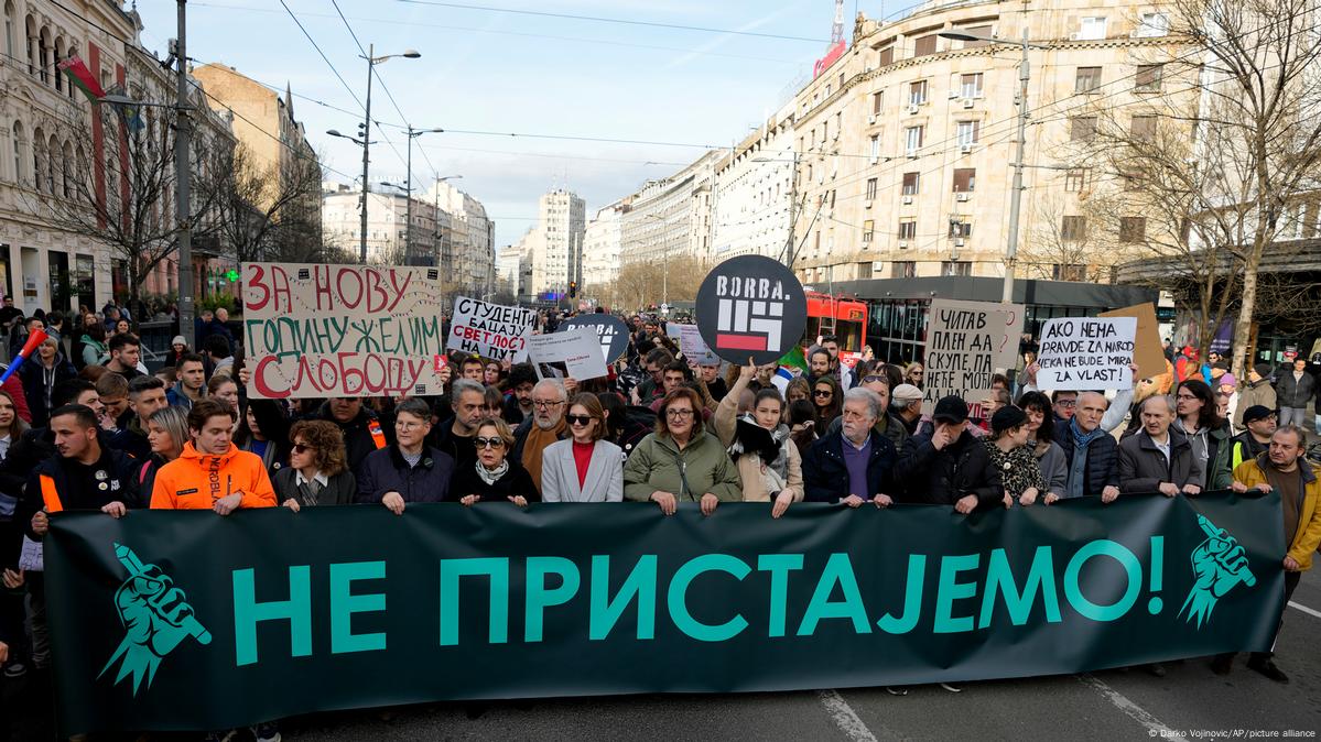 В Белграде прошел крупнейший с начала протестов митинг – DW – 30.12.2023