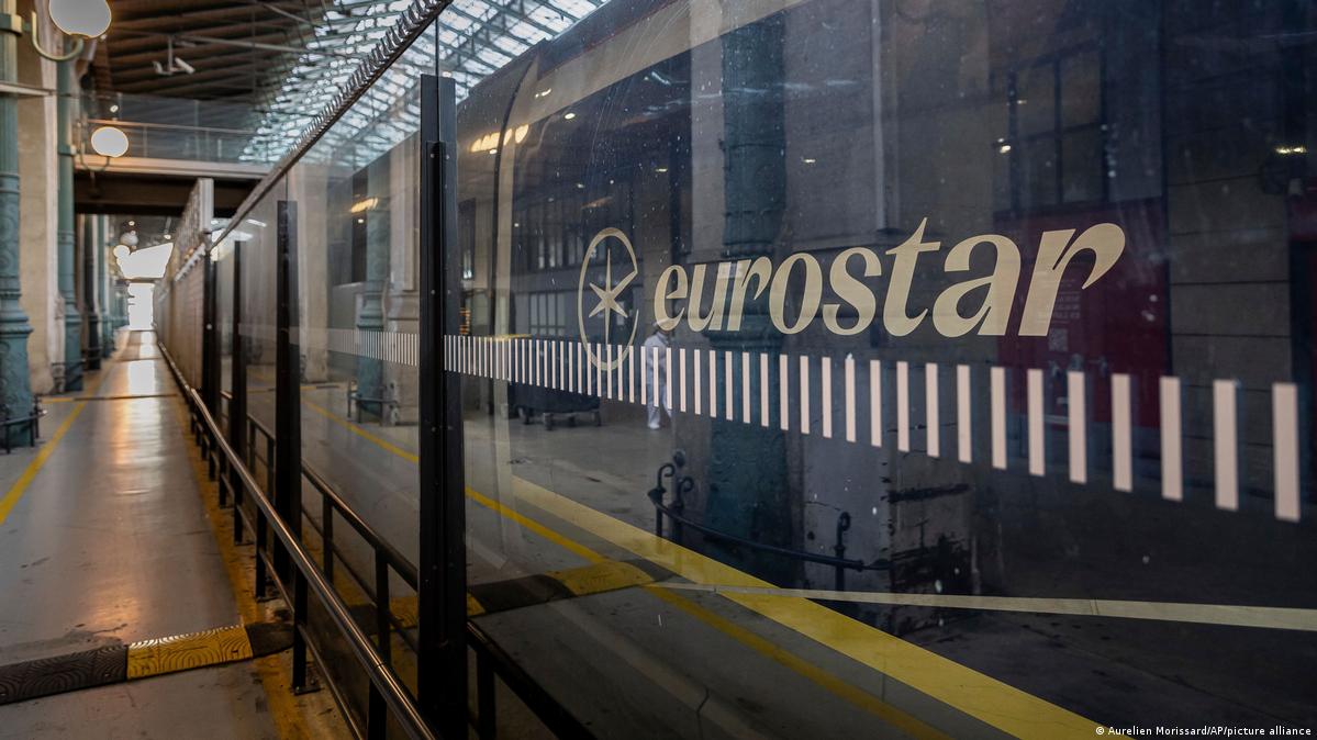 Eurostar Britaniya ilə əsas Avropa arasında Kanal Tuneli vasitəsilə yüksək sürətli sərnişin qatarları işlədəcək [Fayl fotoğrafı] Şəkil: Aurelien Morissard/AP/picture alliance