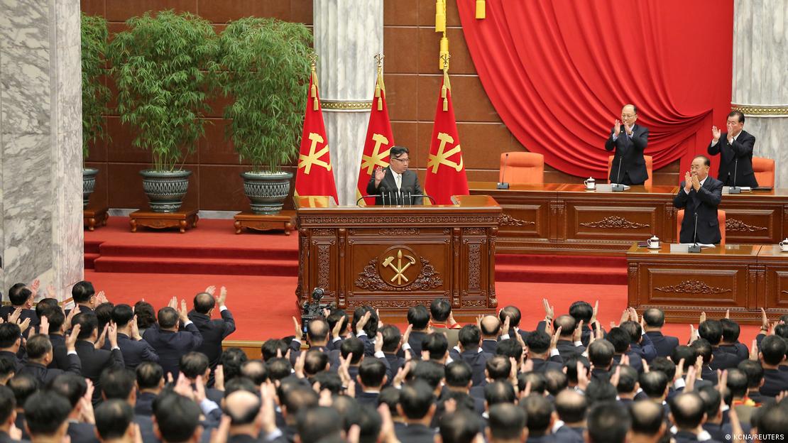 Kim Jong-un aplaudido de pé ao discursar durante plenária do Comitê Central do Partido Comunista norte-coreano
