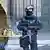 Uzbrojony policjant przed katedrą w Kolonii