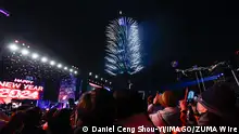 January 1, 2024, Taipei, Taipei, Taiwan: A couple hug each other as fireworks are released from the city s landmark Taipei 101 to embrace the new year of 2024. According to Taipei Government, about 140,000 people from Taiwan and around the world attend the ceremony to mark the end of 2023 and welcome the start of 2024. Taipei Taiwan - ZUMAs313 20240101_zip_s313_004 Copyright: xDanielxCengxShou-Yix