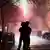 A silhueta de dois policiais aparecem em meio a fogos de artifícios durante o Ano Novo em Berlim