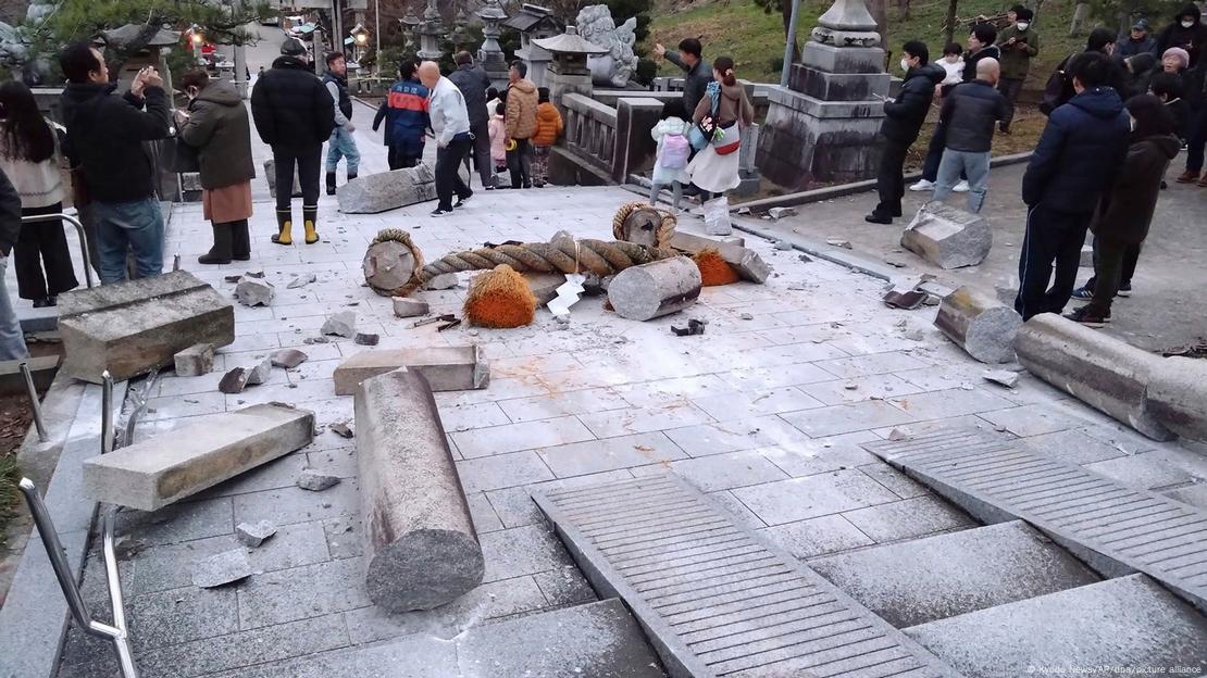 Ein durch das Beben beschädigter Schrein in der japanischen Stadt Kanazawa, schwere Steinbrocken, Fassadenteile und Dekostücke liegen herum