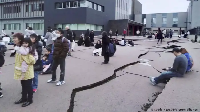 日本石川县地震后地上的裂缝