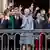 Königin Margrethe II winkend mit Familienmitgliedern auf einem Balkon