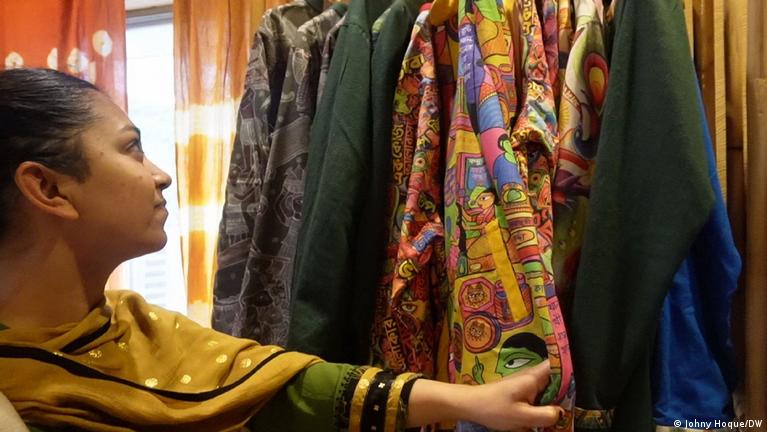 Etik kiygan xizmatkorning porno video Ikki qiz va kop yigitlar bilan porno