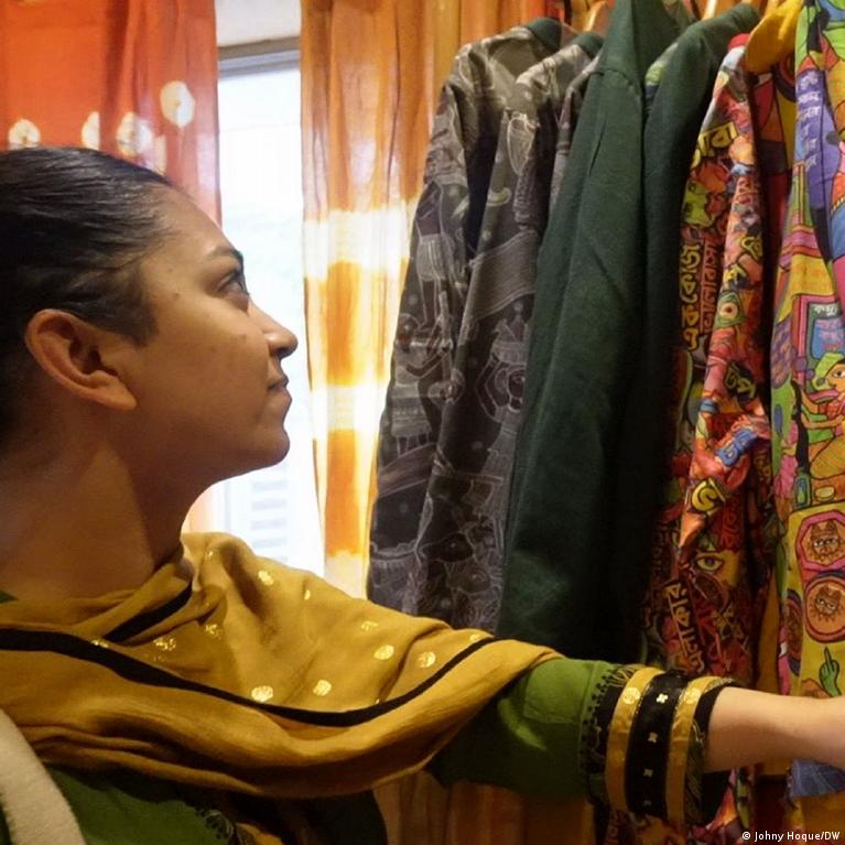 Haqiqiy xotinning jinsiy aloqasini koring Banyoda qizlar oyoqlari orasiga nima qoyishadi?