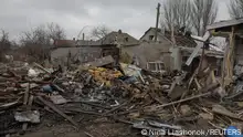 01.01.2024, Municipal employees work at a compound of residential houses heavily damaged during a Russian drone strike, amid Russia's attack on Ukraine, in Odesa, Ukraine January 1, 2024. REUTERS/Nina Liashonok