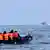 Британски кораб се движи към лодка с мигранти