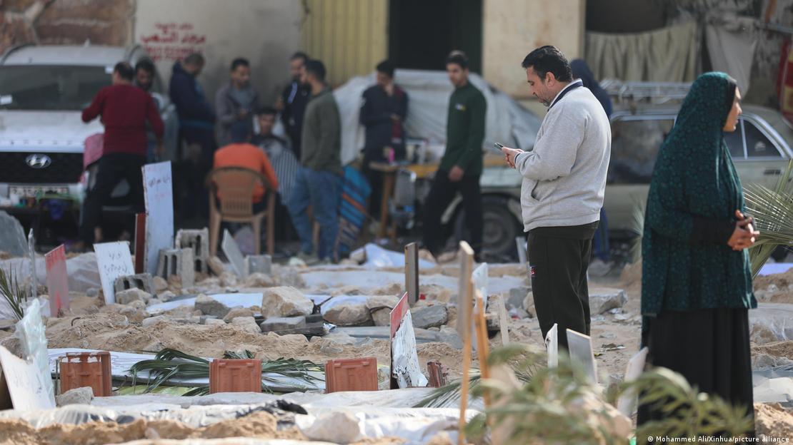Pessoas lamentam morte de palestinos diante de covas ao lado do Hospital Al-Shifa, na Cidade de Gaza. Pessoas lamentam morte de palestinos diante de covas ao lado do Hospital Al-Shifa, na Cidade de Gaza.