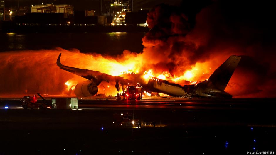 Flugzeug in Tokio fängt Feuer - spektakuläre Rettungsaktion
