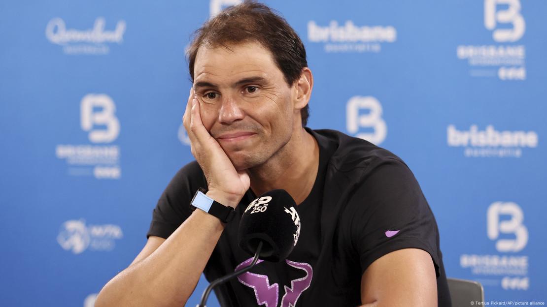 Nadal se apoya la cara en su mano con semblante incierto.