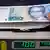 Служителка на банка поставя в машина зе броене на пари пачка банкноти от по 100 германски марки