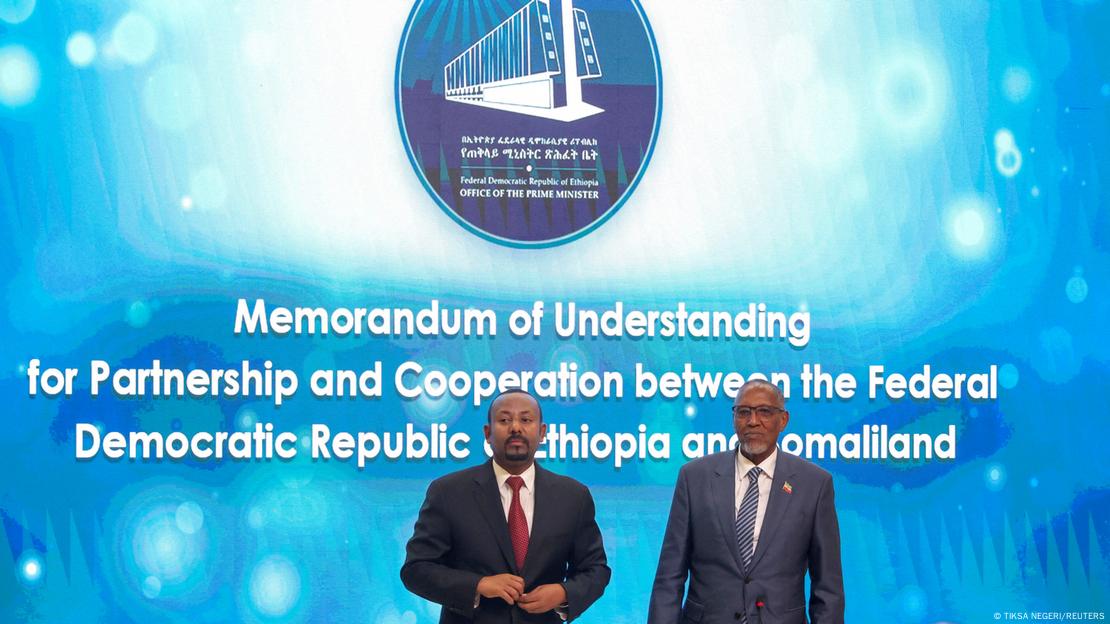 ከግራ ወደ ቀኝ የኢትዮጵያ ጠቅላይ ሚንስትር ዐብይ አሕመድና የቀድሞዉ የሶማሊላንድ ፕሬዝደንት ሙሴ ቢሒ አብዲ የመግባቢያ ስምምነት ሲፈራረሙ ከግራ ወደ ቀኝ የኢትዮጵያ ጠቅላይ ሚንስትር ዐብይ አሕመድና የቀድሞዉ የሶማሊላንድ ፕሬዝደንት ሙሴ ቢሒ አብዲ የመግባቢያ ስምምነት ሲፈራረሙ