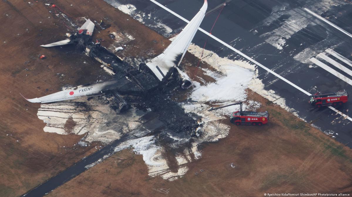Japan launches probe into Tokyo runway plane crash DW 01/03/2024