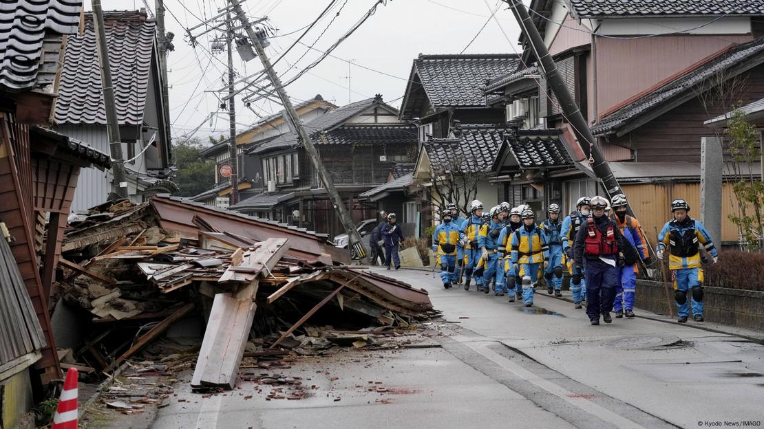 Miles de rescatistas han sido movilizados a las zonas afectadas por el potente sismo de Año Nuevo. Miles de rescatistas han sido movilizados a las zonas afectadas por el potente sismo de Año Nuevo.