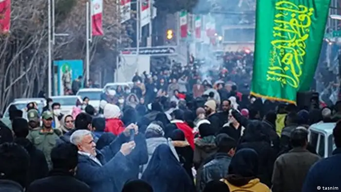 大量伊朗人在苏莱曼尼的忌日聚集在其墓地