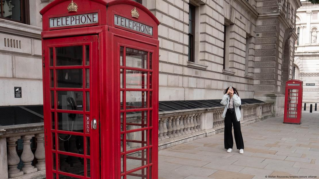 Britani e Madhe: Imazhi më ikonik i vendit kabinat tradicionale të kuqe të telefonit Britani e Madhe: Imazhi më ikonik i vendit kabinat tradicionale të kuqe të telefonit