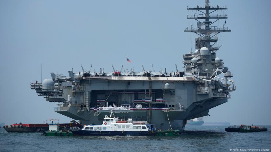 美菲頻繁進行軍事合作，圖為2022年10月停在馬尼拉港口的美軍裡根號航空母艦