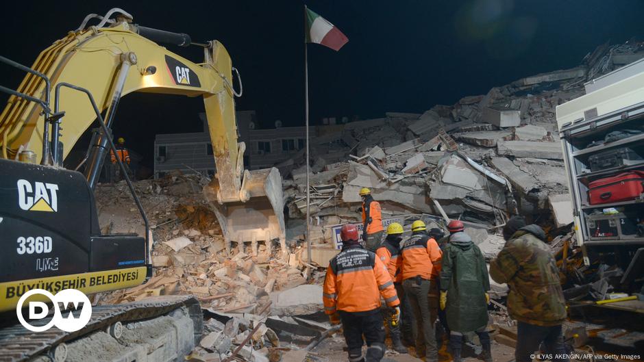 Turkey earthquakes: Trial over collapsed hotel begins  – DW – 01/03/2024