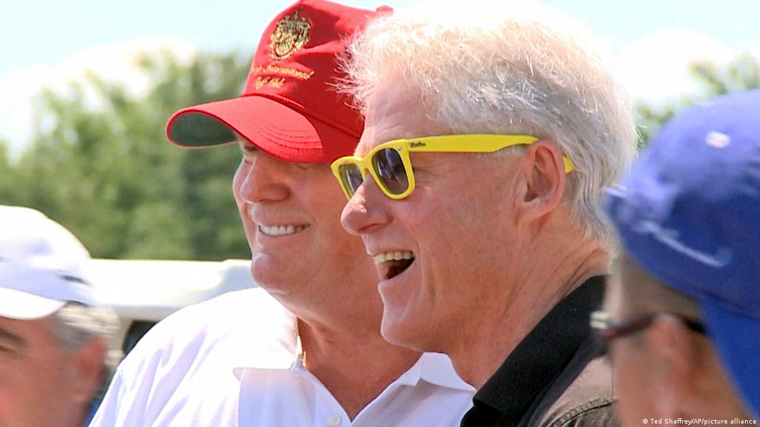 Donald Trump und Bill Clinton lächeln bei einem Golfturnier in die Kamera Donald Trump und Bill Clinton lächeln bei einem Golfturnier in die Kamera