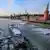 Московский Кремль и прогулочное судно на покрытой льдом Москве-реке