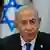 Porträtbild von Israels Ministerpräsident Benjamin Netanjahu, im Hintergrund israelische Fahnen