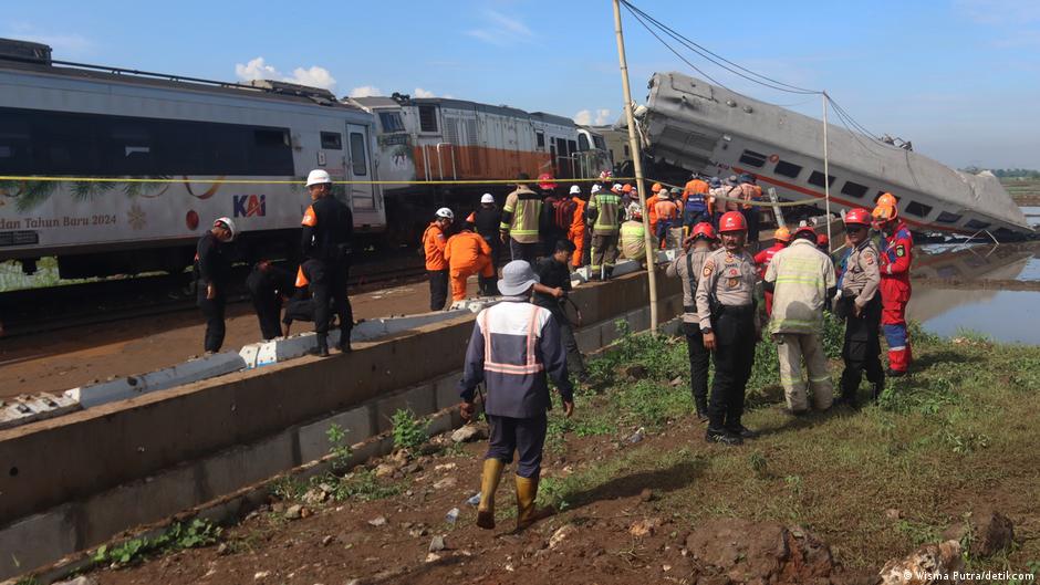 Tres muertos y 28 heridos en colisión de trenes en Indonesia DW 05