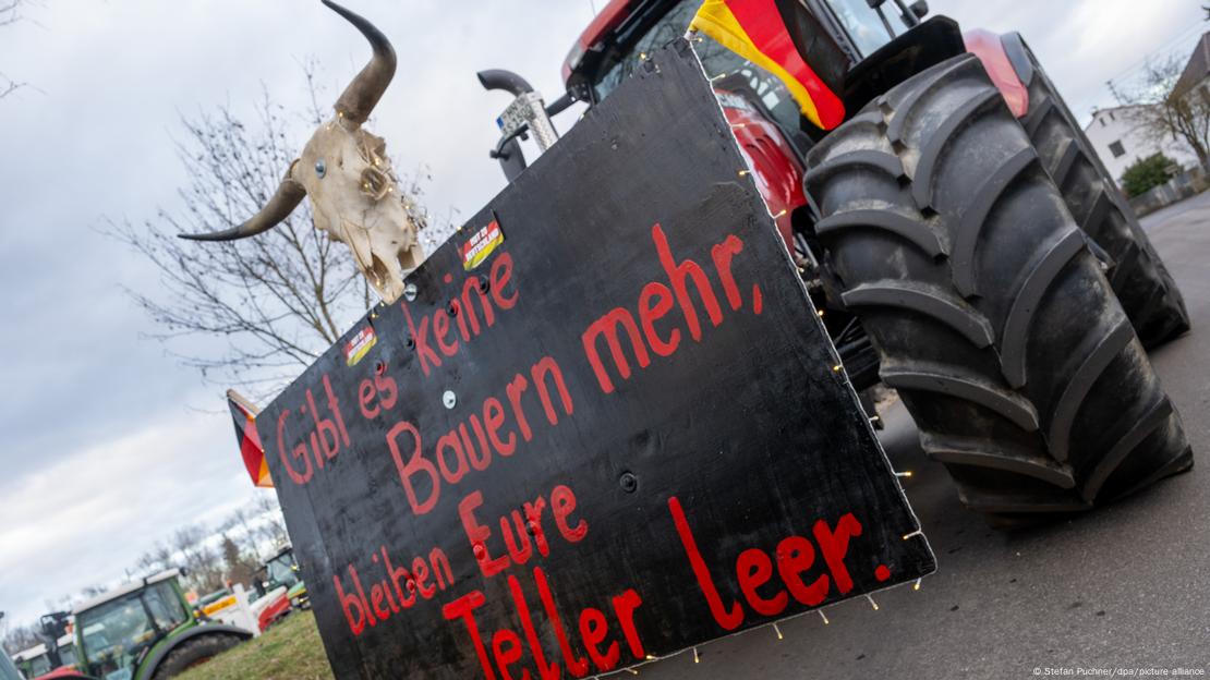 "Si no hay más agricultores, sus platos estarán vacíos", reza el cartel junto a un tractor.