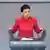 Politikanja e majtë, Dr. Sahra Wagenknecht veshur me kostum të kuq duke folur në Bundestag