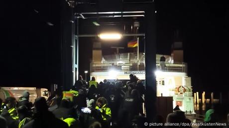 Μαινόμενοι Γερμανοί αγρότες κατά του αντικαγκελάριου Χάμπεκ