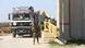 Militares israelenses inspecionam caminhão em passagem Militares israelenses inspecionam caminhão em passagem