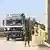 Militares israelenses inspecionam caminhão em passagem