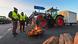 Agricultores bloquean autopistas con sus tractores. En el medio de la calle, una fogata para calentarse en medio del frío. Agricultores bloquean autopistas con sus tractores. En el medio de la calle, una fogata para calentarse en medio del frío.