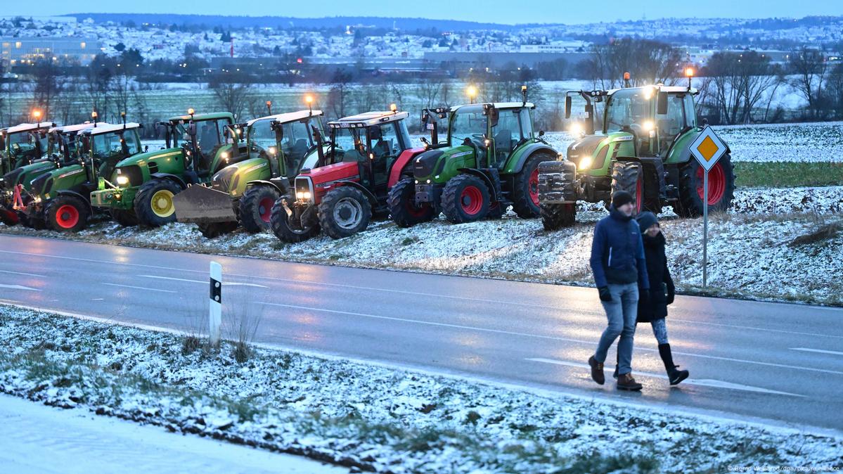 Фермеры блокировали дороги во многих регионах Германии – DW – 08.01.2024