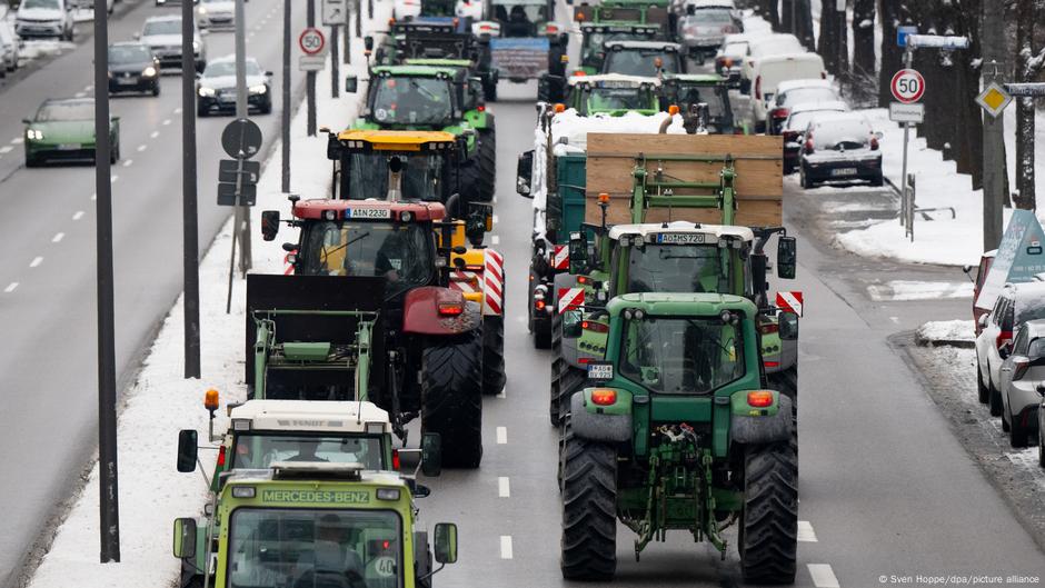 German farmers protest against subsidy cuts – DW – 01/09/2024