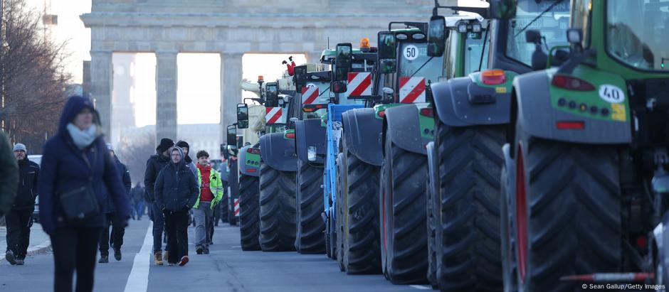 Tratores bloqueiam avenida central de Berlim durante protesto de fazendeiros insatisfeitos com cortes nos subsídios ao diesel agrícola