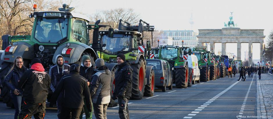 Fazendeiros alemães protestam contra fim dos subsídios ao diesel
