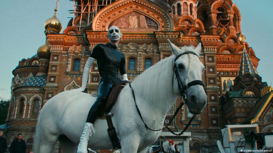 Russia's queer artists fight growing persecution – DW – 01/16/2024 - Vimarsana News