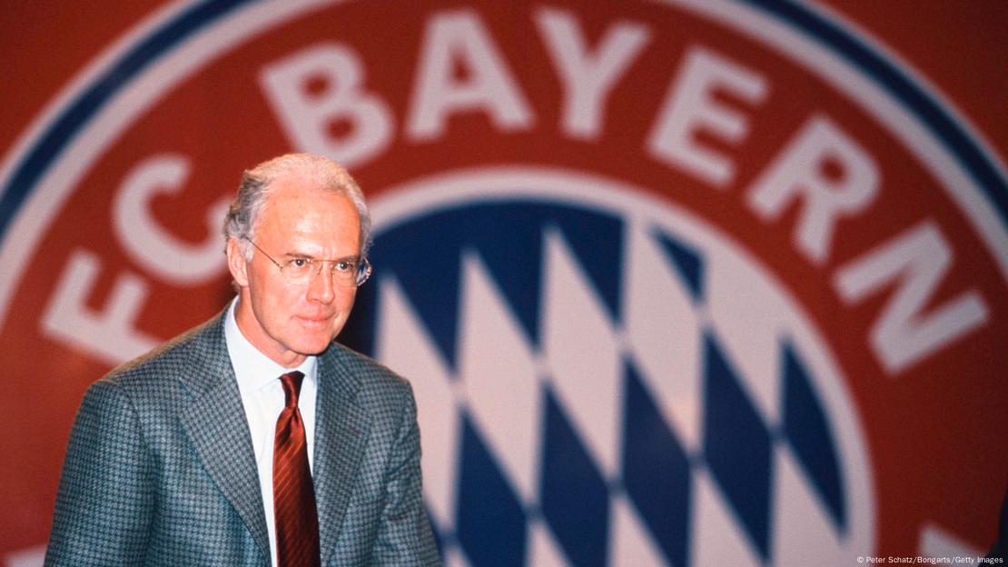 Franz Beckenbauer devant l'écusson du Bayern Munich