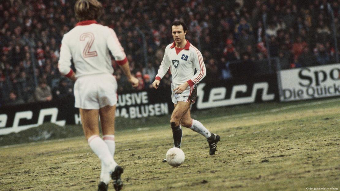 Franz Beckenbauer sur le terrain sous les couleurs de Hambourg