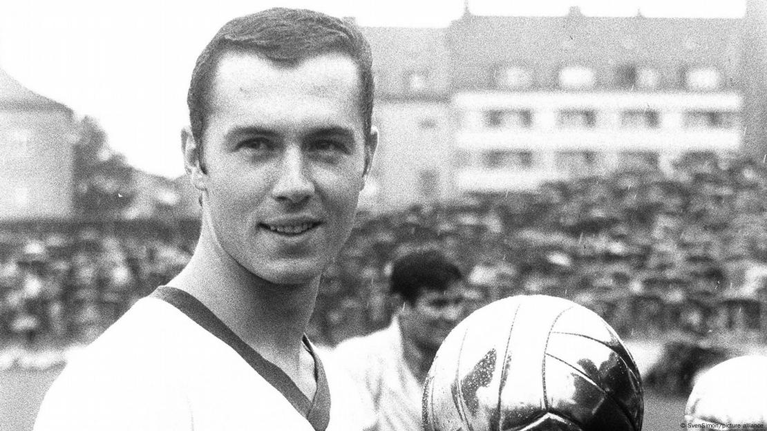 Franz Beckenbauer jeune, tenant le trophée du "footballeur de l'année" (03.07.1968)