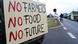 Protestas de agricultores con un cartel pintado a mano en el que se lee: Sin agricultores no hay alimentos ni futuro. Protestas de agricultores con un cartel pintado a mano en el que se lee: Sin agricultores no hay alimentos ni futuro.