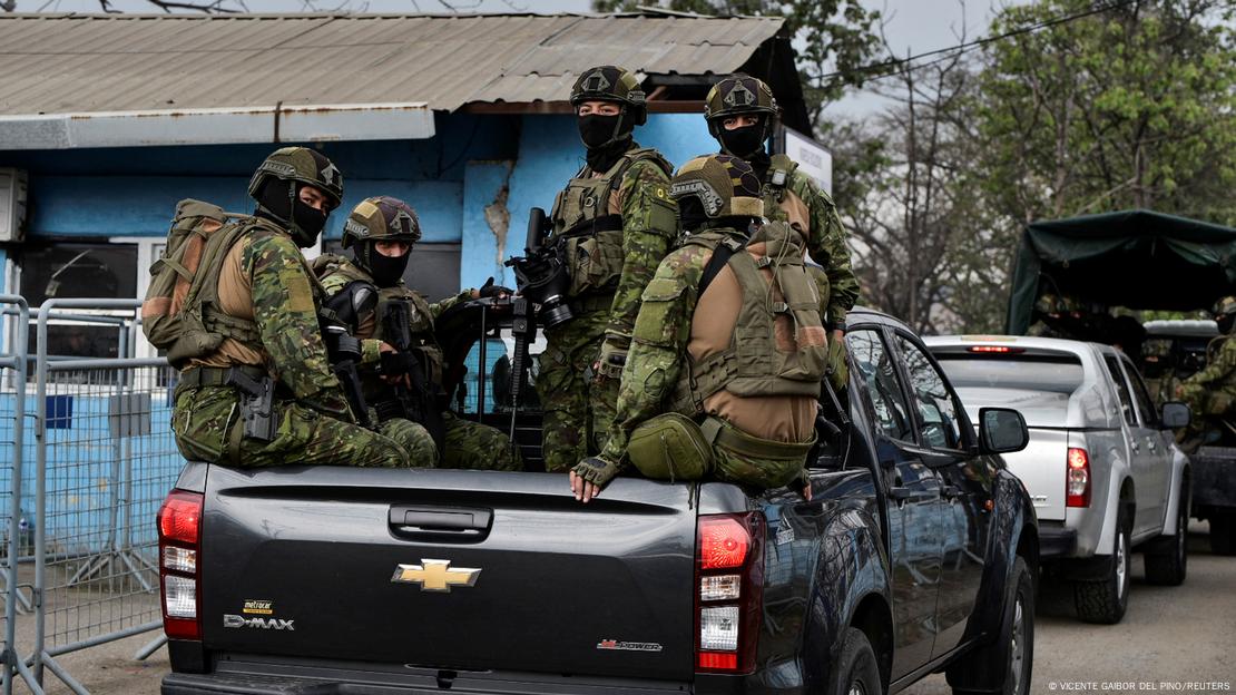 Un grupo de soldados ecuatorianos llegando en automóvil a la prisión Regional 8 de Guayaquil.