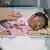Бебе на 8 дни в болницата в Мазар, Афганистан